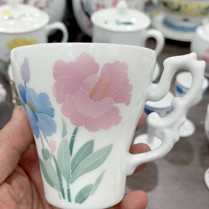 壶釉下五彩的瓷器和瓷器