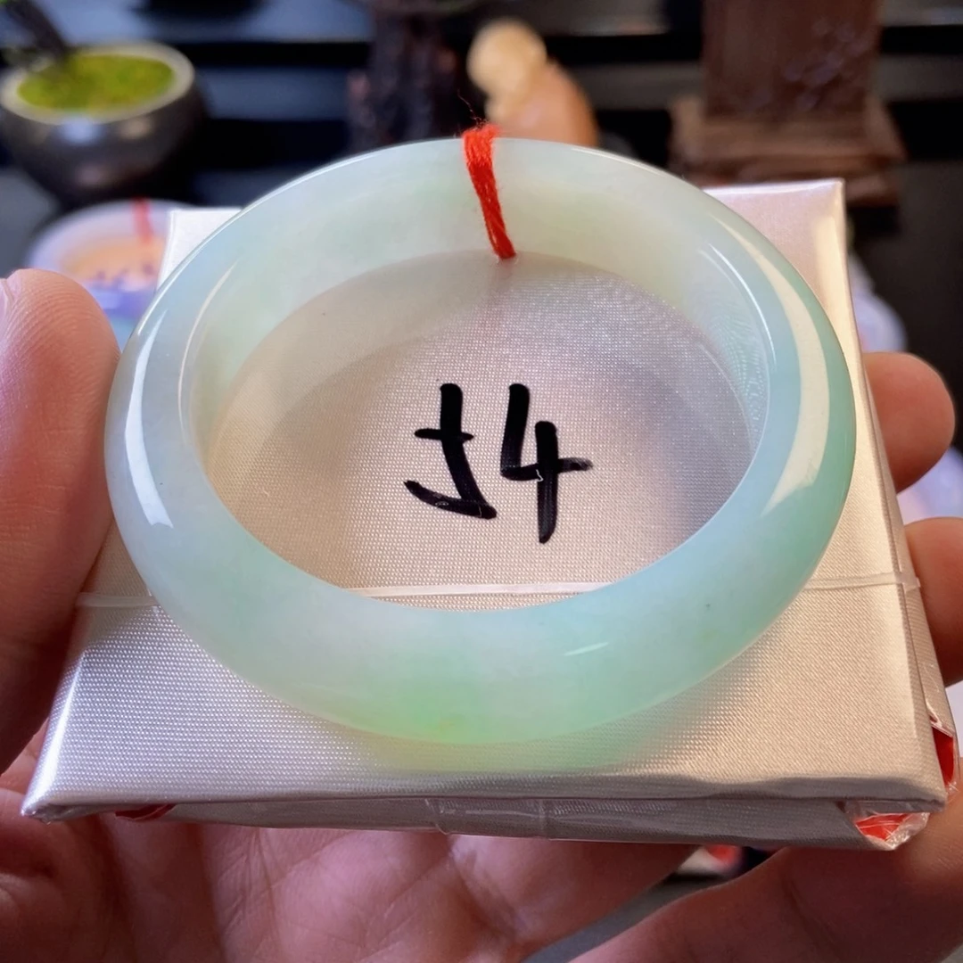 翡翠未镶嵌手镯12、葡萄肉正圈