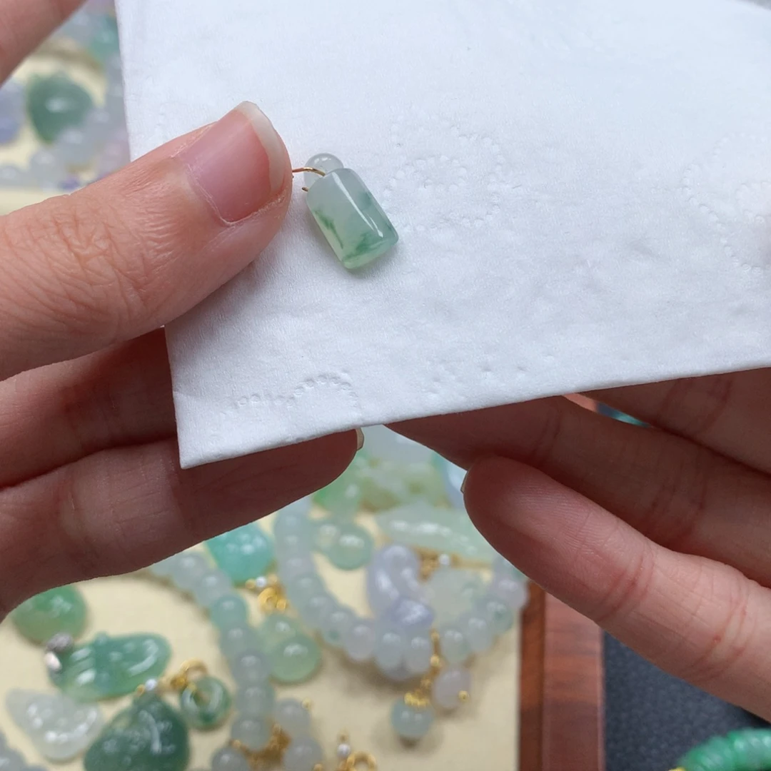 翡翠未镶嵌颈饰是