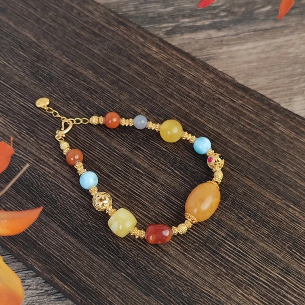 鸡油红蜜蜡枣珠设计款手链