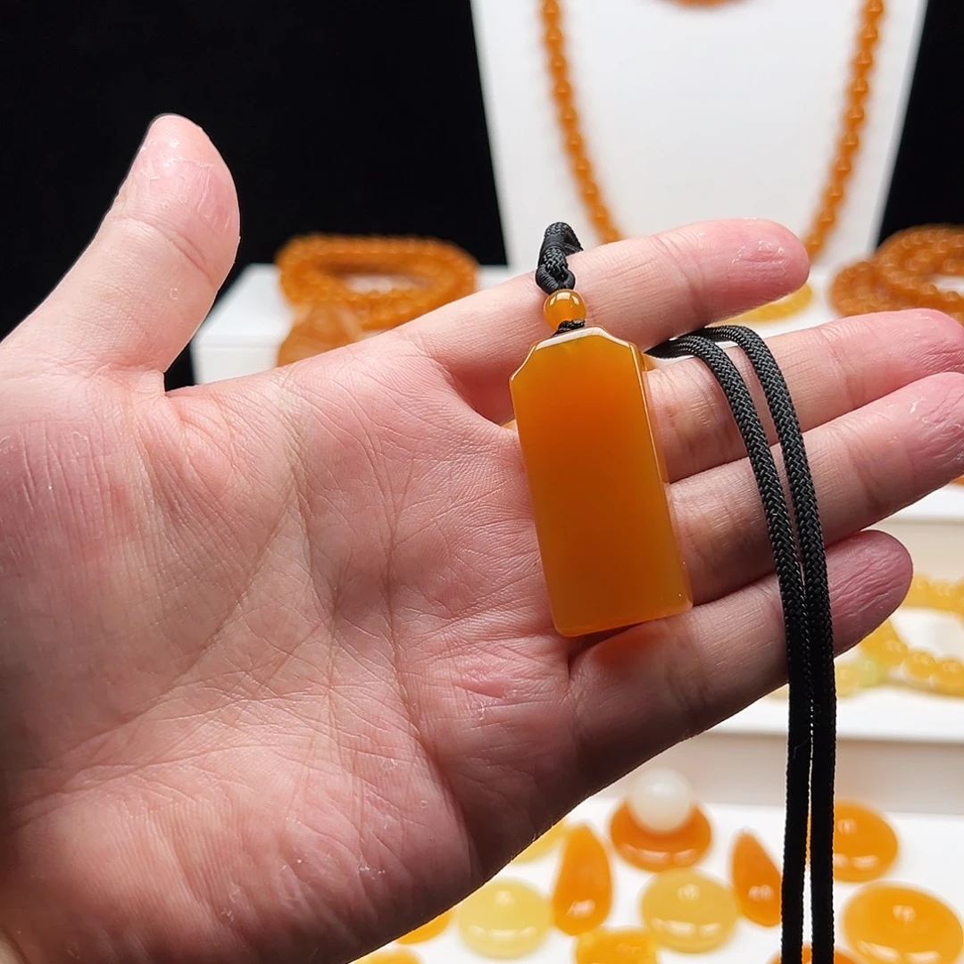 歌***哥石英质玉（缅黄）未镶嵌吊坠(赠链)