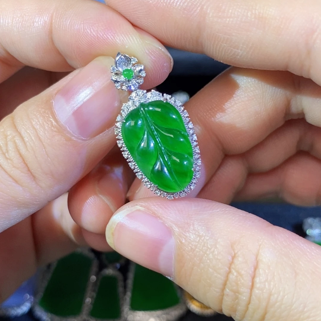 翡翠18K金镶嵌颈饰