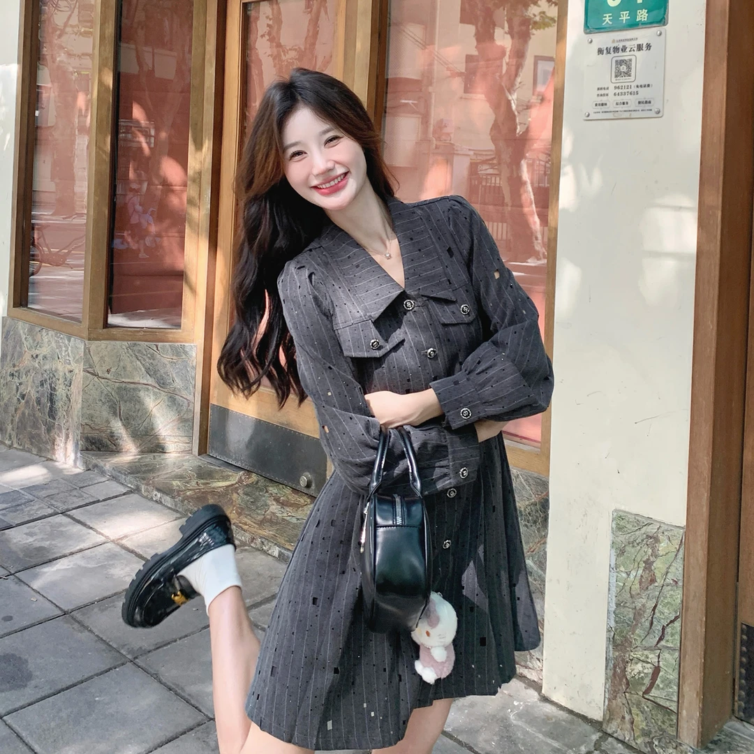 灰色亮片条纹短款连衣裙女2025秋季新款韩版减龄宽松显瘦复古裙子