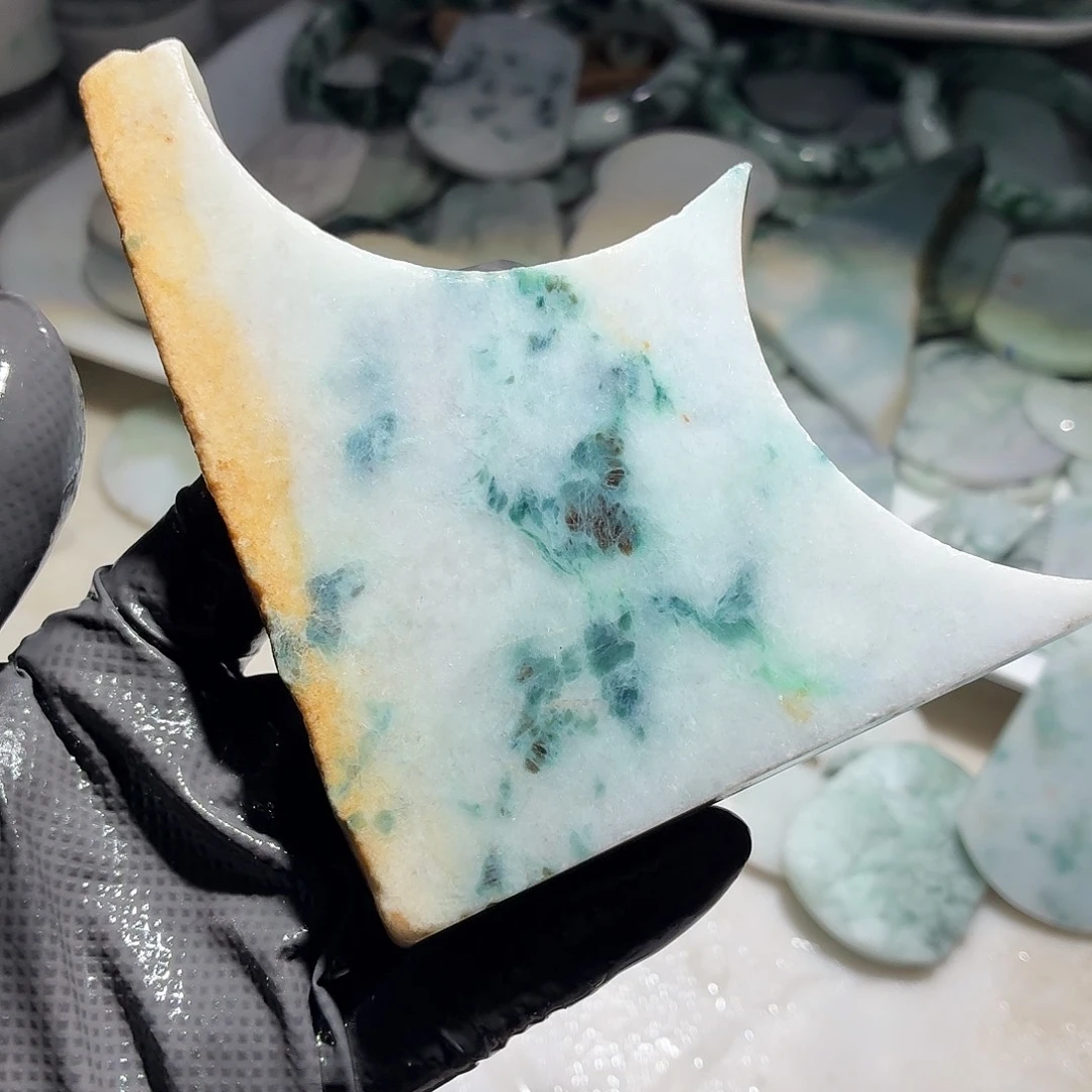 翡翠未镶嵌颈饰边角料