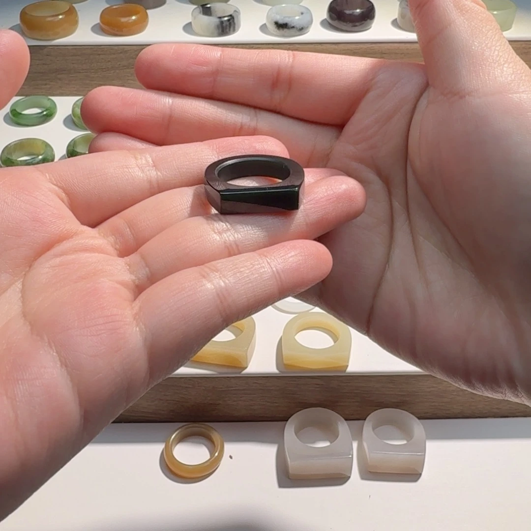 和田玉未镶嵌戒指黑青马鞍直径17.8不退不换