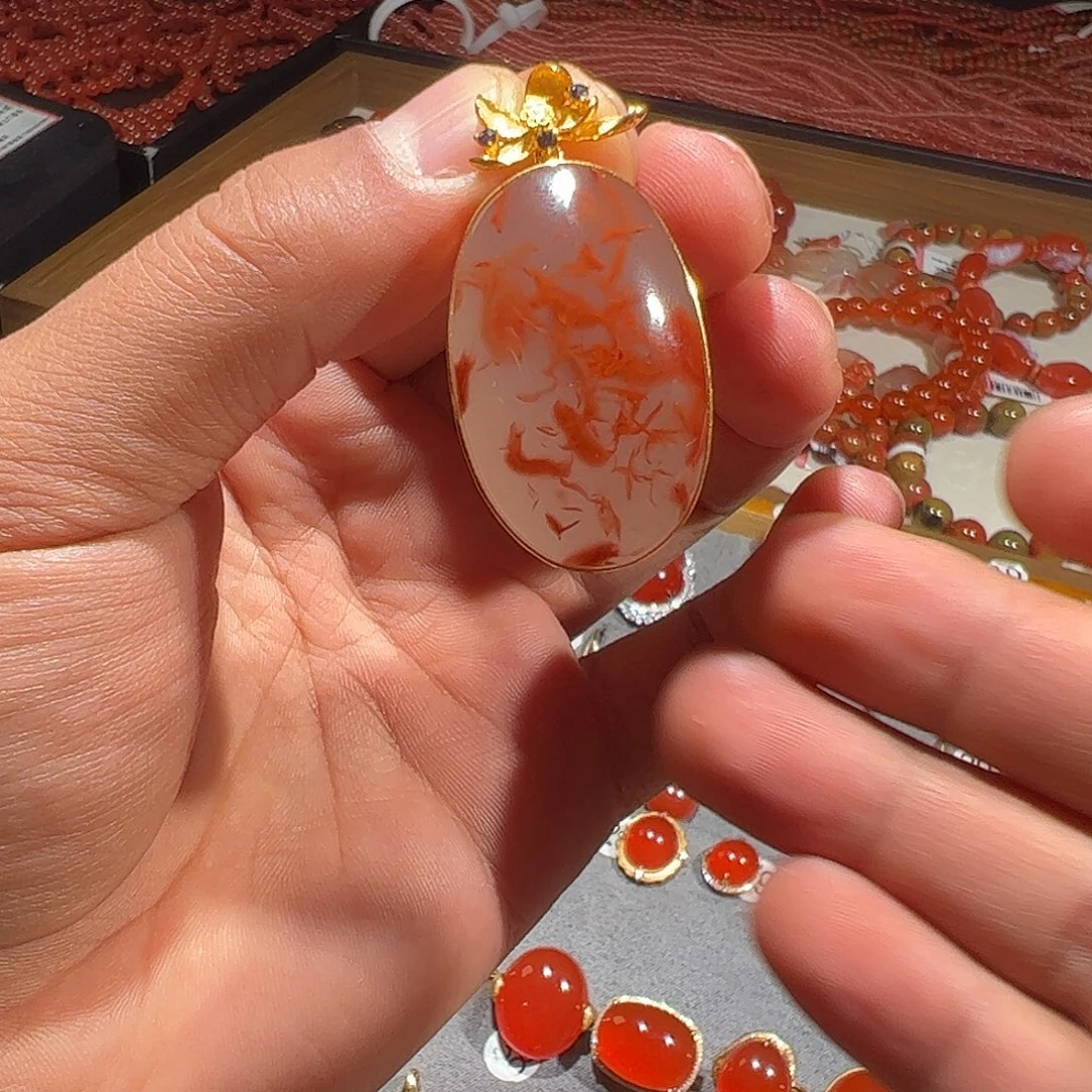 南红玛瑙18K金镶嵌颈饰