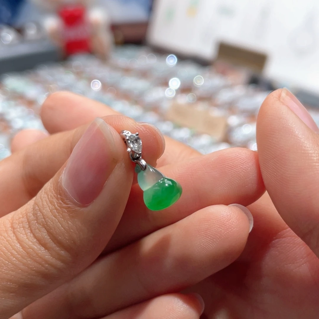 颈饰18K金镶嵌翡翠