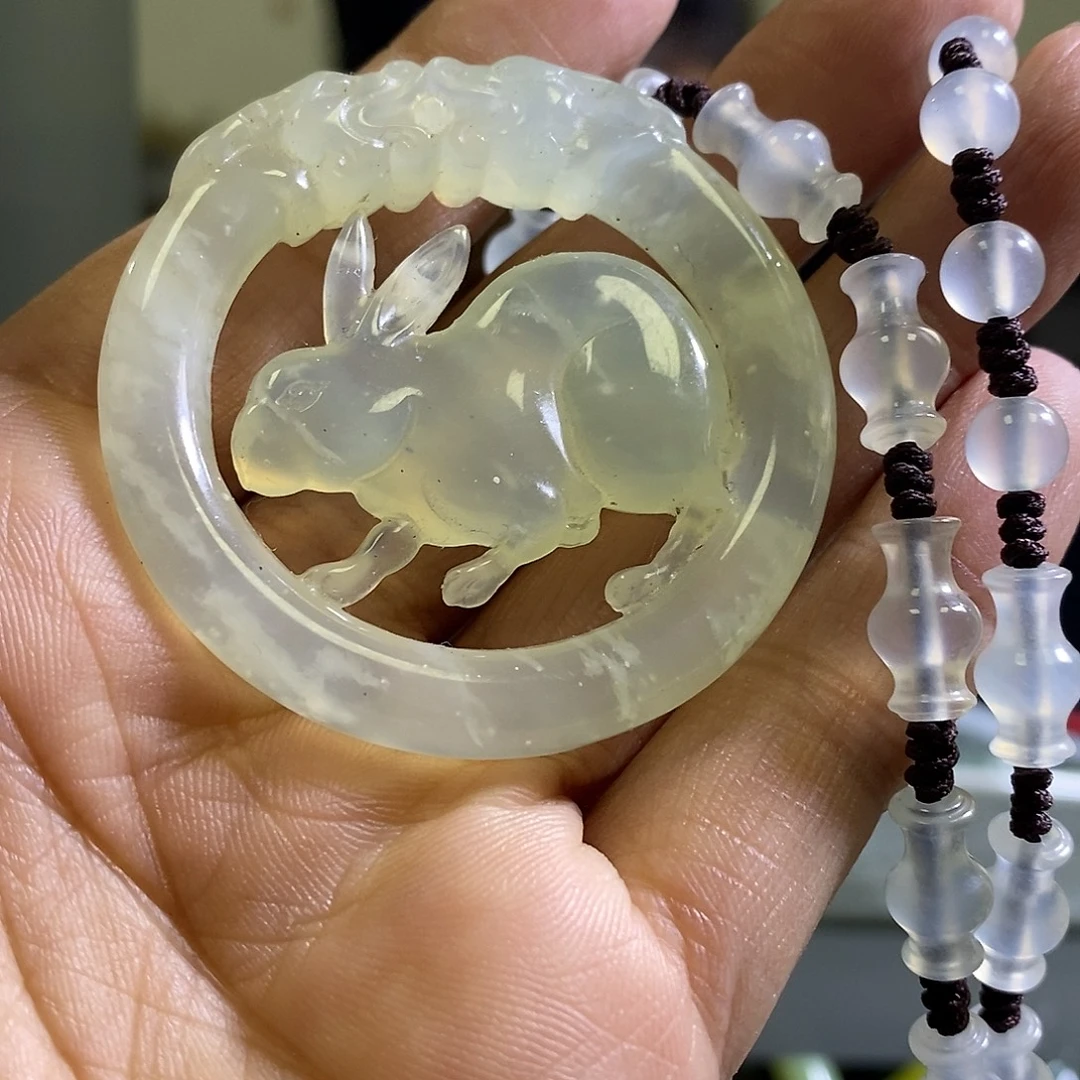 岫玉未镶嵌颈饰兔子