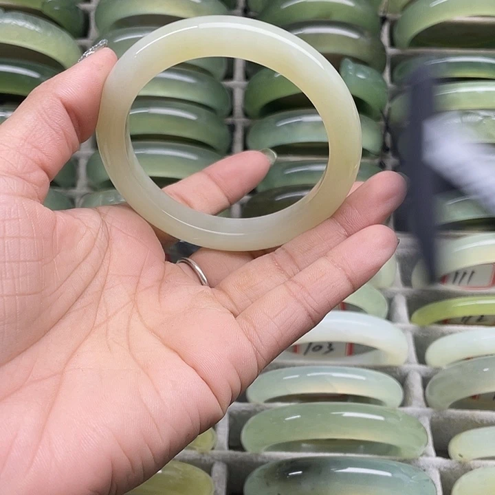 蛇纹石玉未镶嵌手镯92