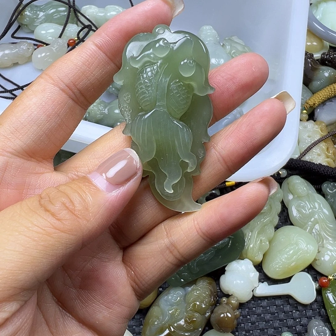 和田玉未镶嵌颈饰卡56