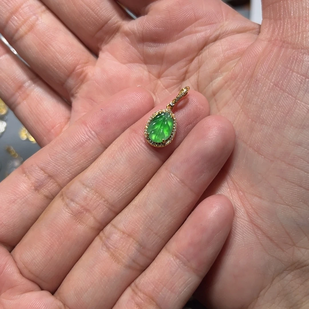 颈饰18K金镶嵌翡翠