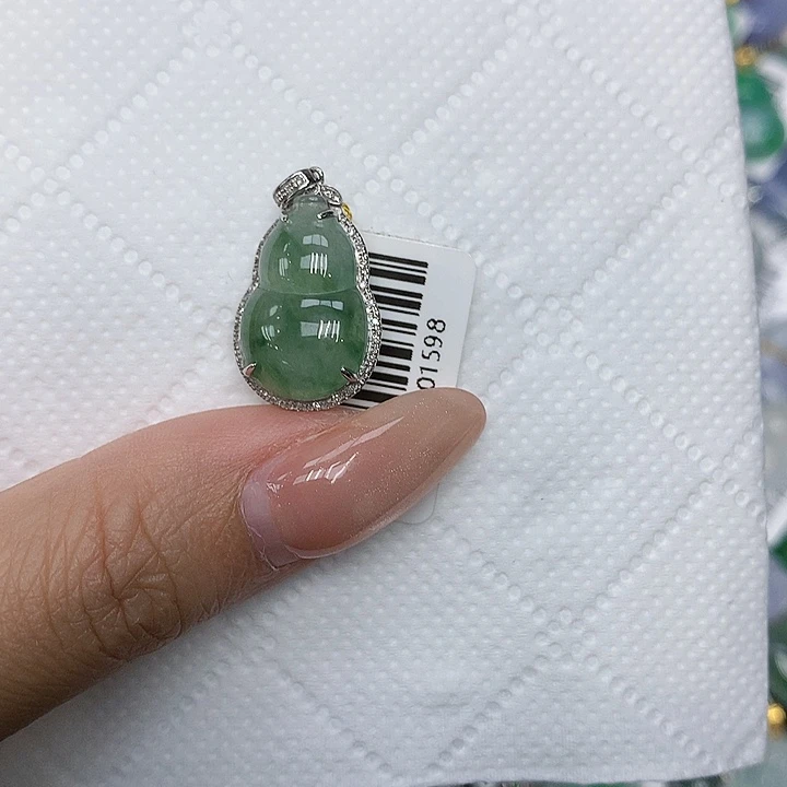 颈饰18K金镶嵌翡翠