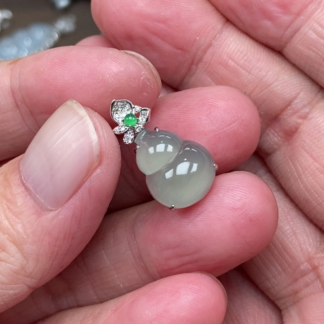 翡翠18K金镶嵌颈饰葫芦