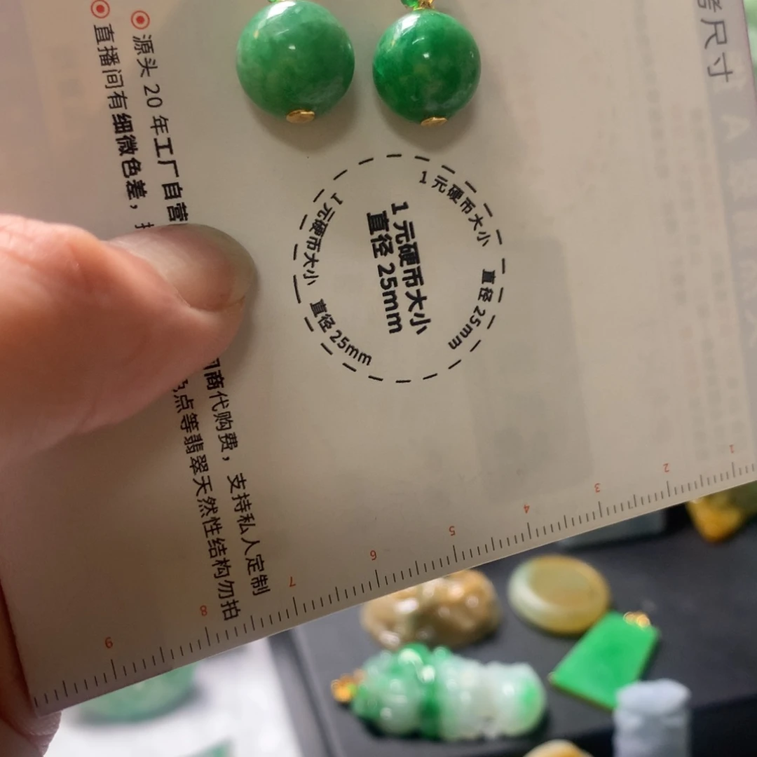 翡翠18K金镶嵌颈饰路****p翡翠
