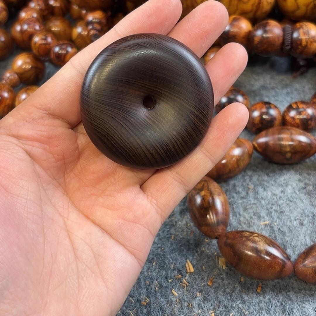 郭***强崖柏太行崖柏绿色结油把件五灵脂