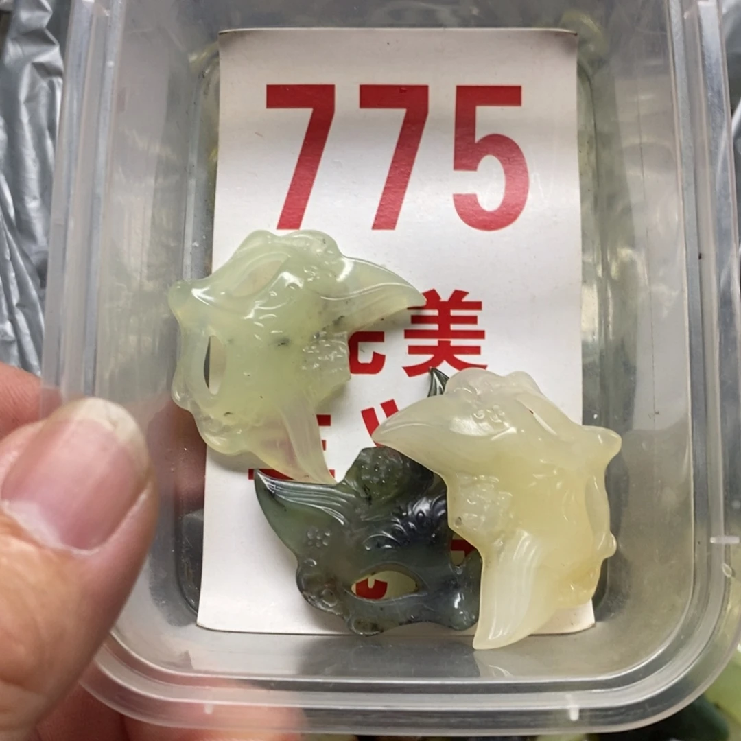 蛇纹石玉挂坠未镶嵌