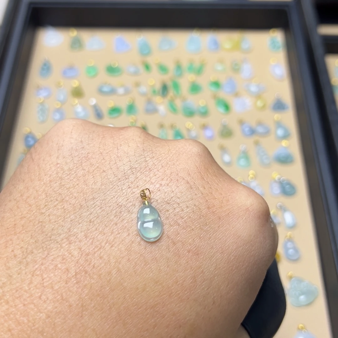 翡翠18K金镶嵌颈饰豆子