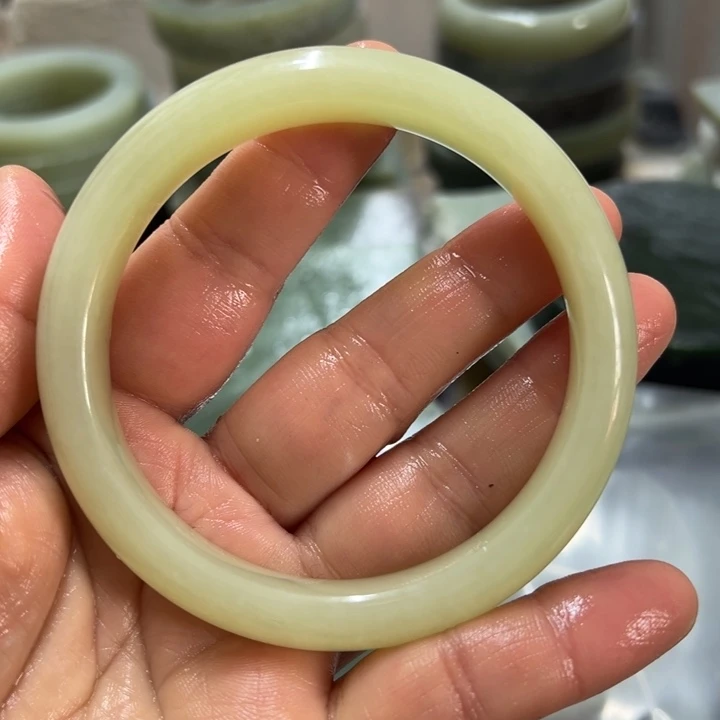 玥***和田玉（糖玉）未镶嵌手镯加工定制