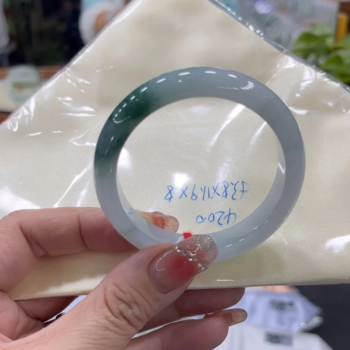 翡翠手镯未镶嵌人间富贵花