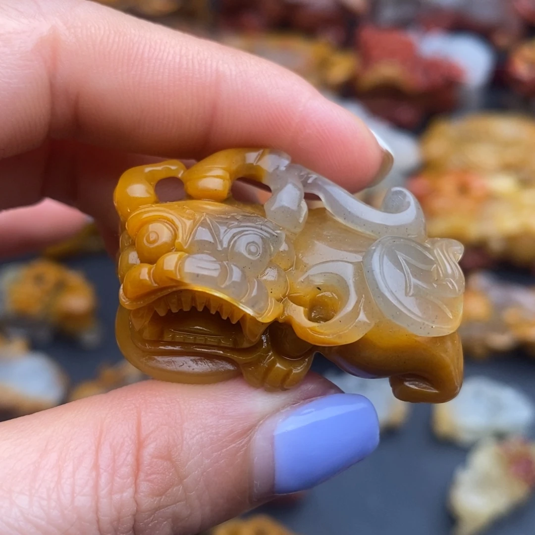 未镶嵌石英质玉（黄龙玉）颈饰