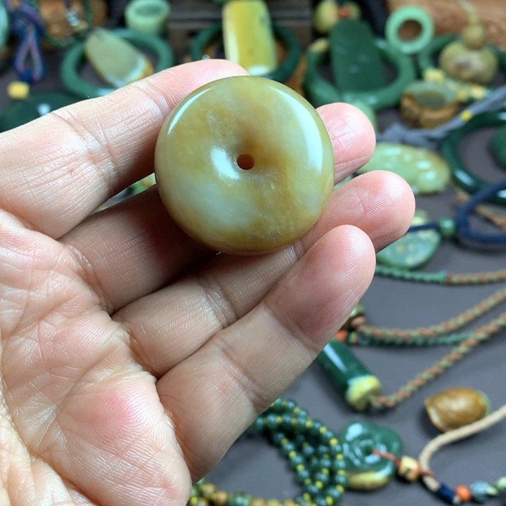 吊坠(赠链)未镶嵌岫岩老玉（透闪石质玉）