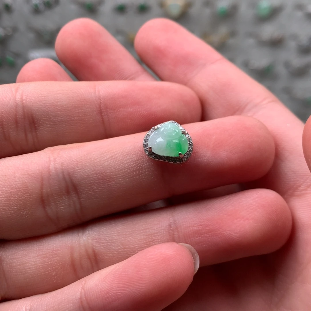 翡翠未镶嵌颈饰你是