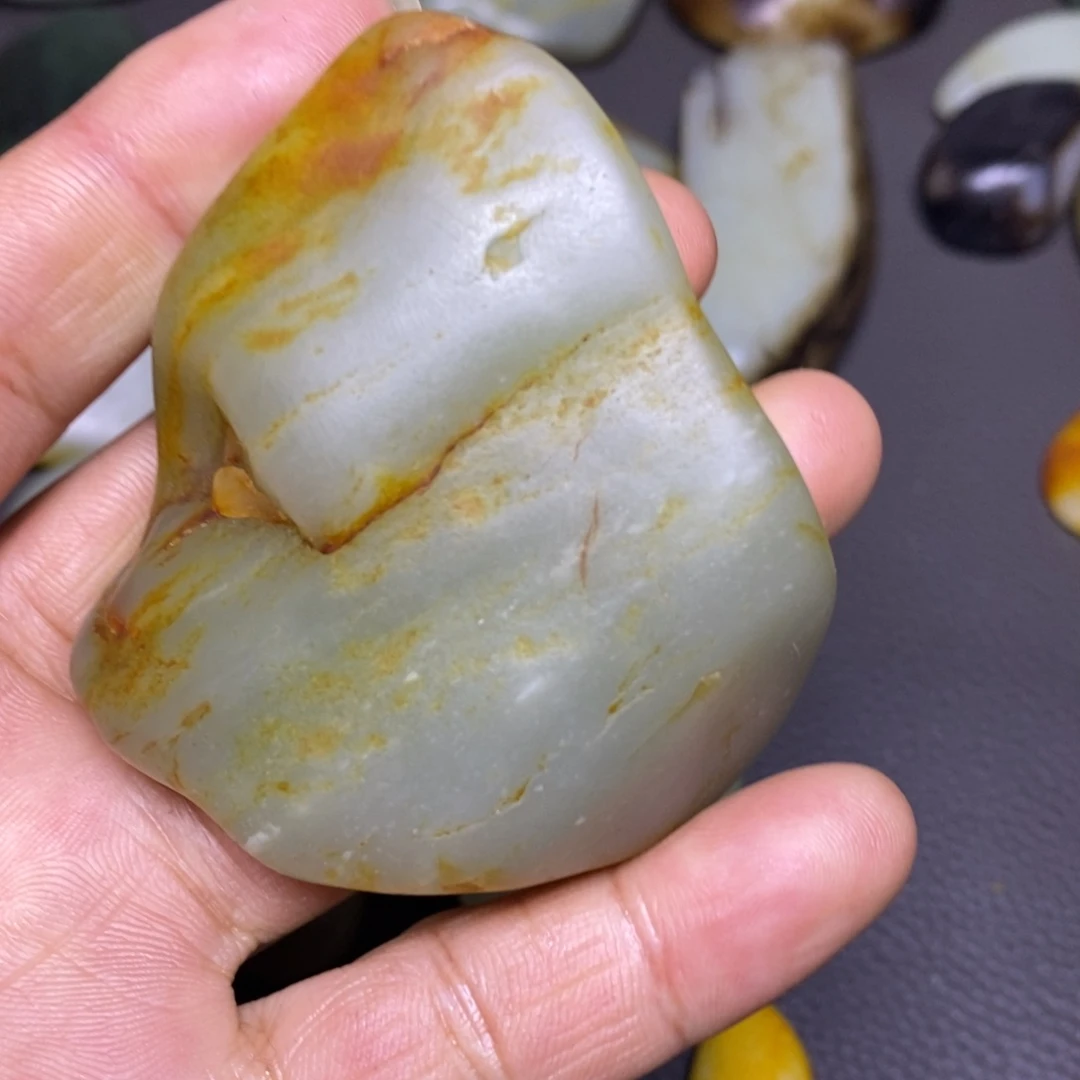 和田玉未镶嵌把件