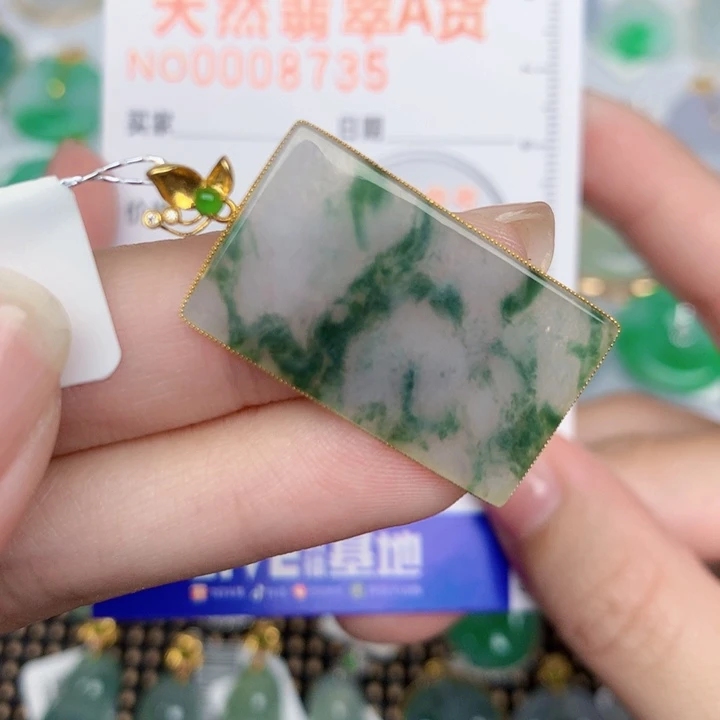 颈饰18K金镶嵌翡翠无事牌