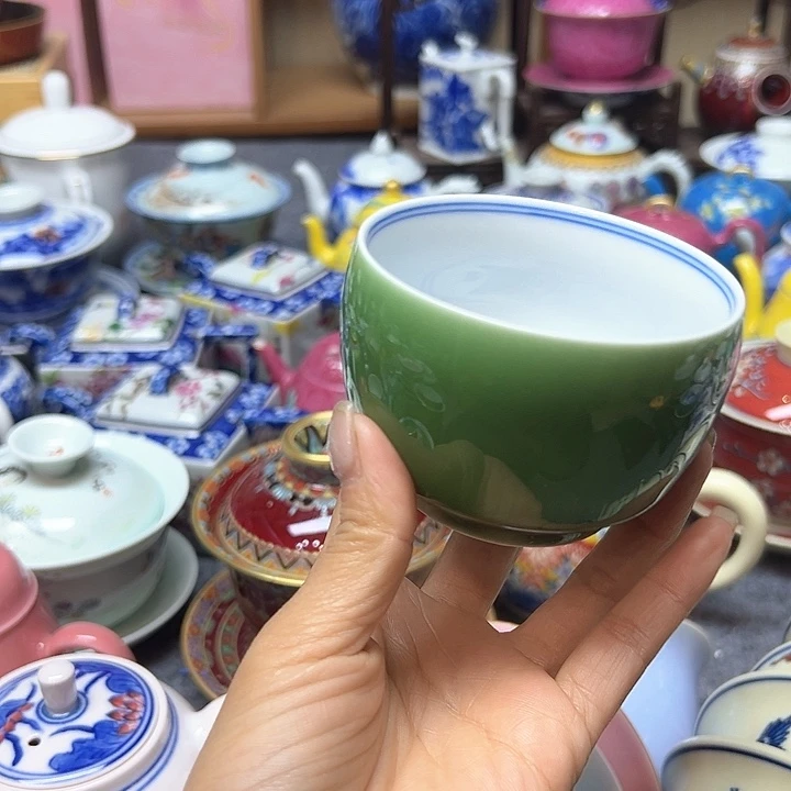 珐琅彩工艺是由釉中