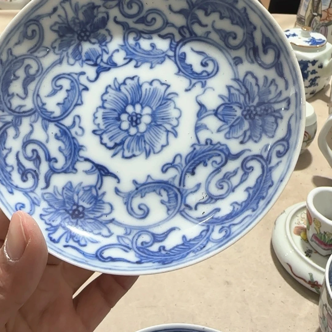 瓷片瓷器上还有一些花纹较小而且