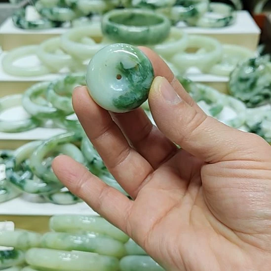 透闪石-蛇纹石玉未镶嵌颈饰
