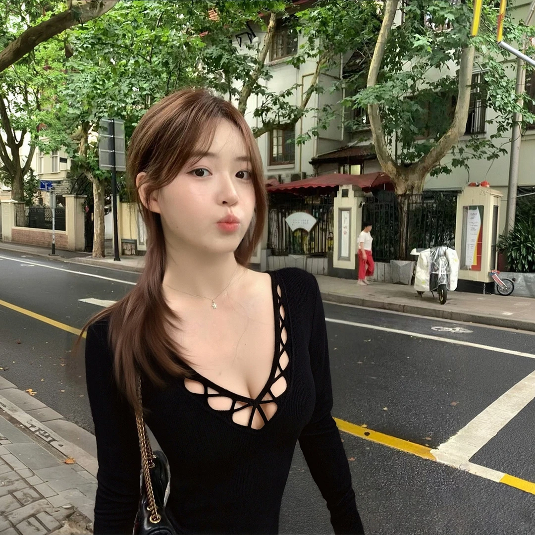黑色舒适修身性感镂空V领收腰长袖早秋气质精致百搭名媛辣妹上衣