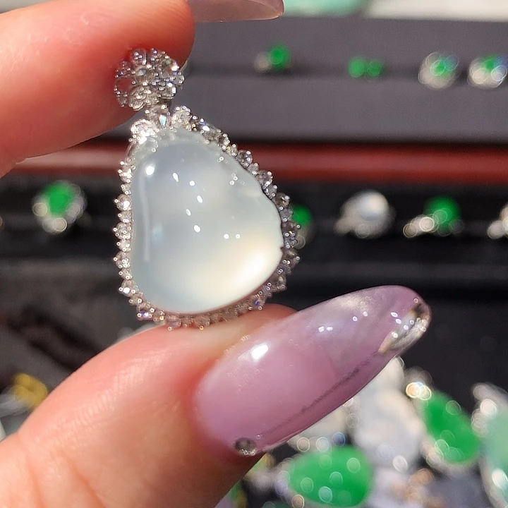 翡翠18K金镶嵌颈饰福瓜