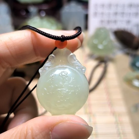 吕***士蛇纹石玉未镶嵌颈饰