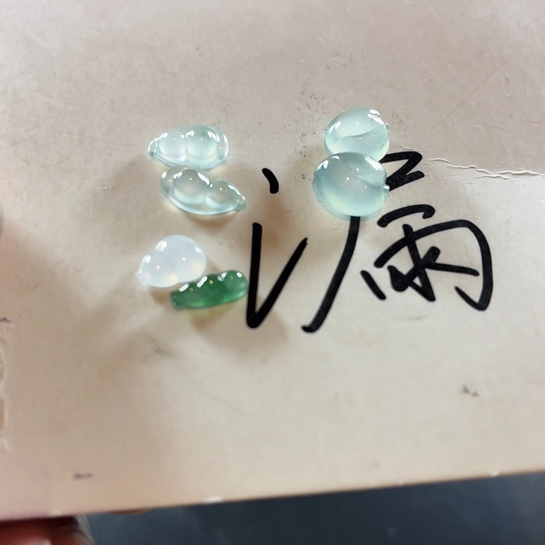 郁***娘翡翠未镶嵌颈饰翡翠