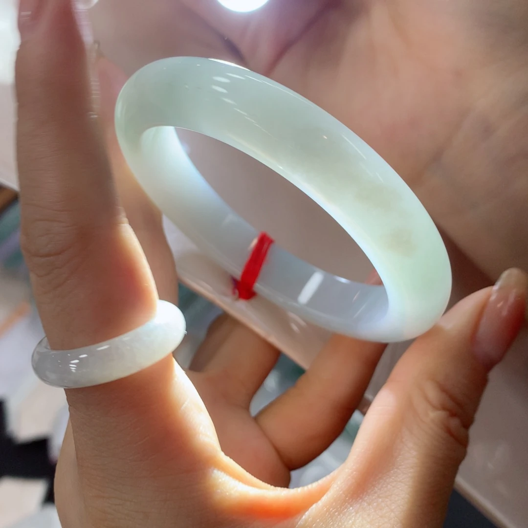 未镶嵌手镯翡翠千****女买断