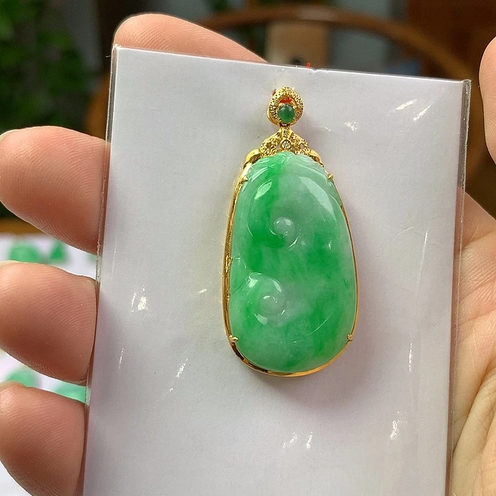 翡翠18K金镶嵌颈饰翡翠首饰