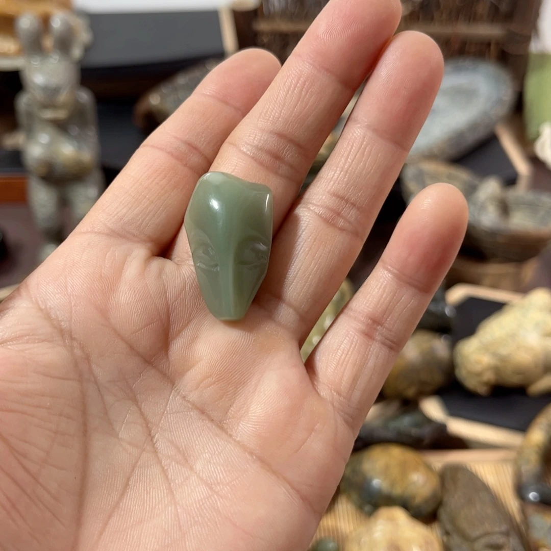 凡***向未镶嵌岫岩河磨玉（透闪石质玉）挂件