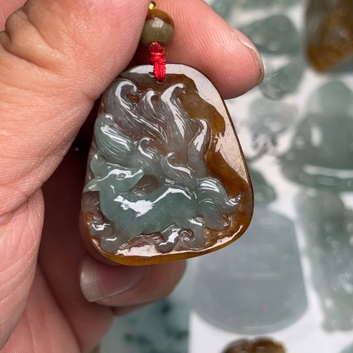 翡翠未镶嵌颈饰九尾狐