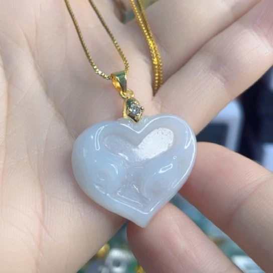 翡翠未镶嵌颈饰爱心吊坠