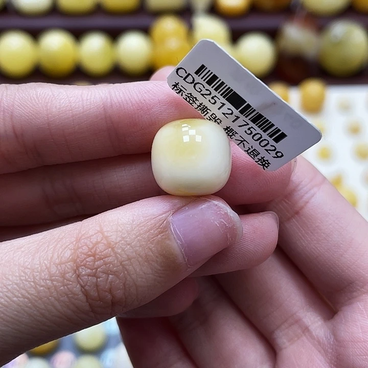 琥珀未镶嵌裸石13.8*12.7mm