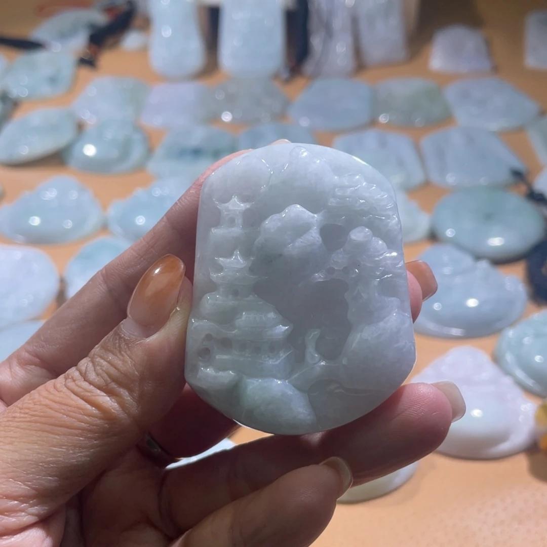 翡翠未镶嵌颈饰山水