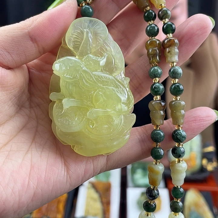 蛇纹石玉未镶嵌颈饰