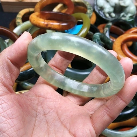 蛇纹石玉手镯未镶嵌乌****子