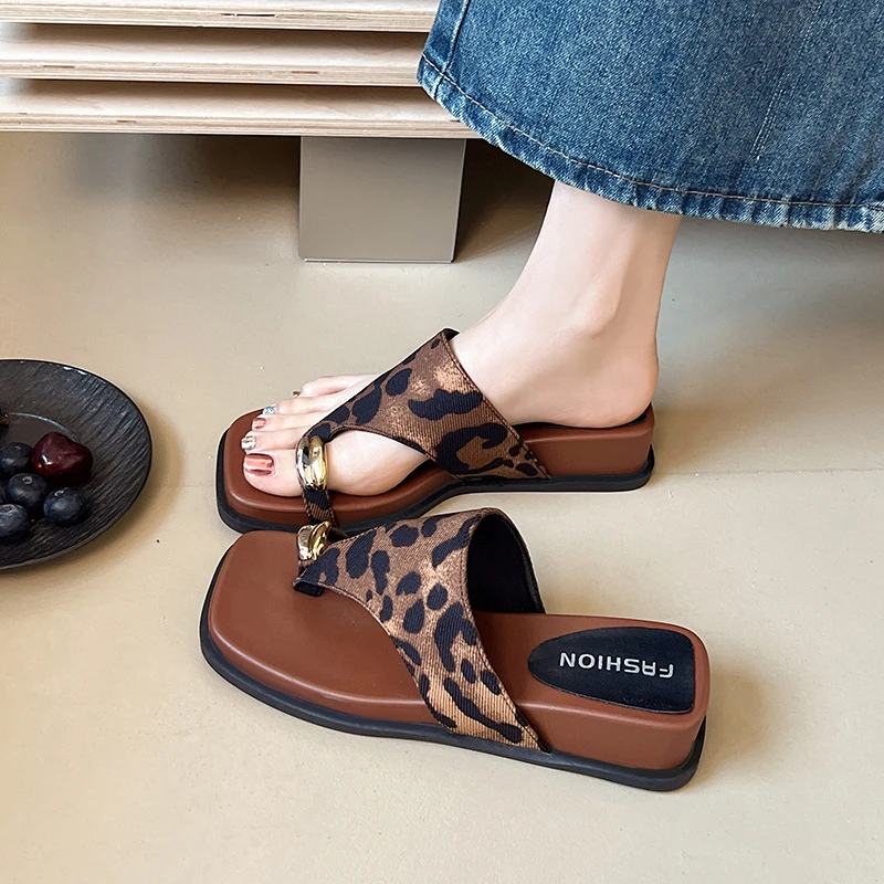 夏季复古豹纹金属扣套趾高跟拖鞋时尚外穿气质沙滩夹趾拖罗马鞋女