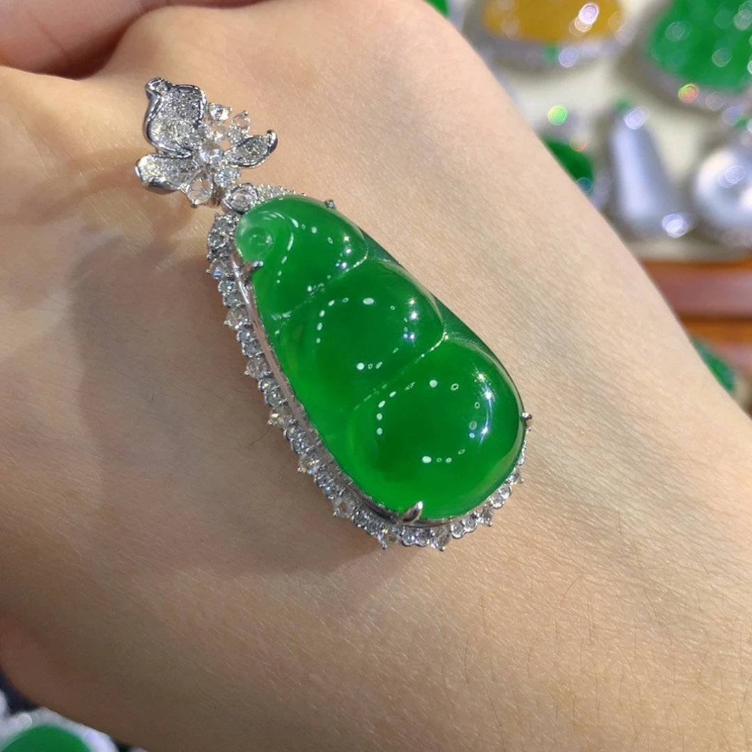 颈饰18K金镶嵌翡翠