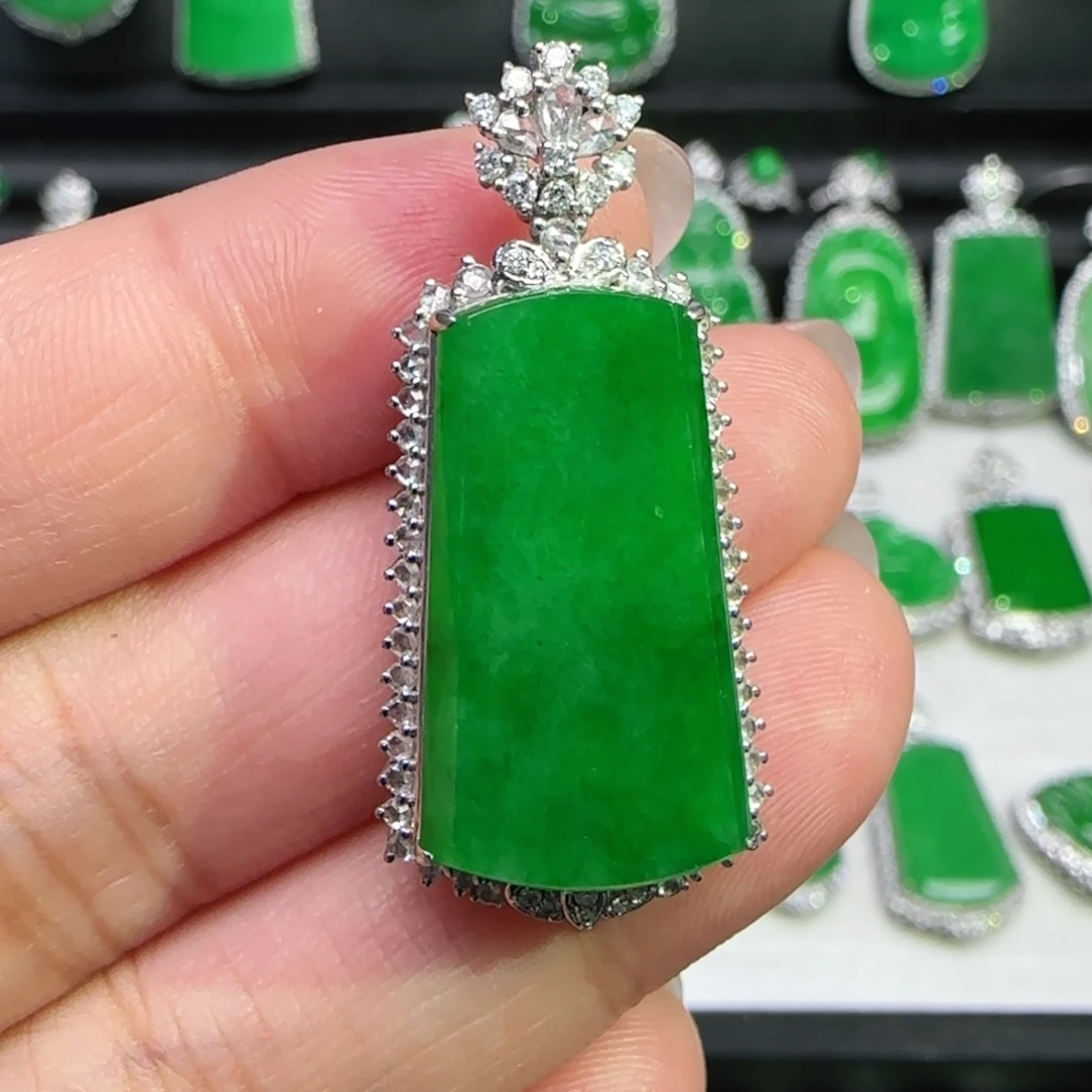 翡翠18K金镶嵌颈饰吊坠