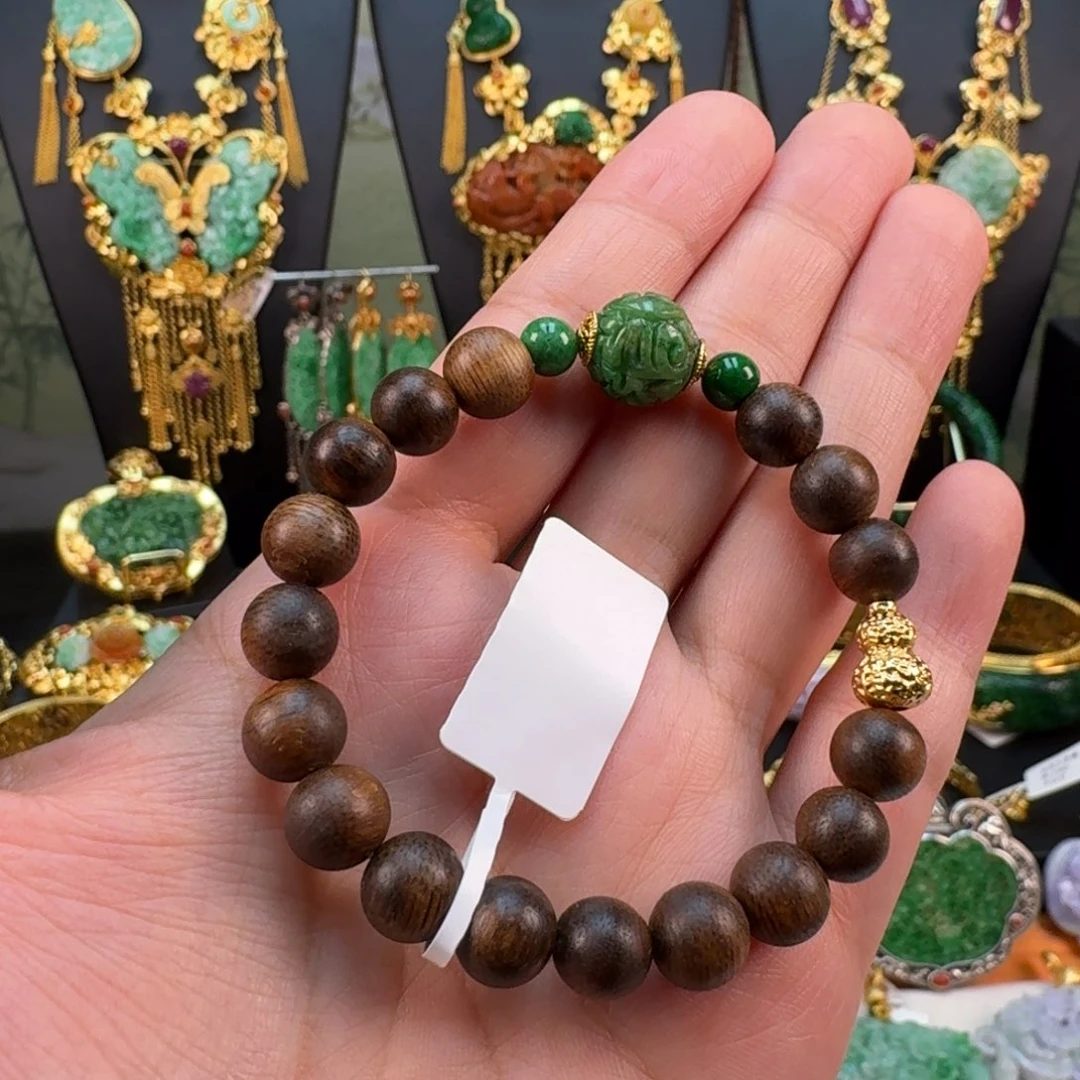 翡翠未镶嵌颈饰亏清