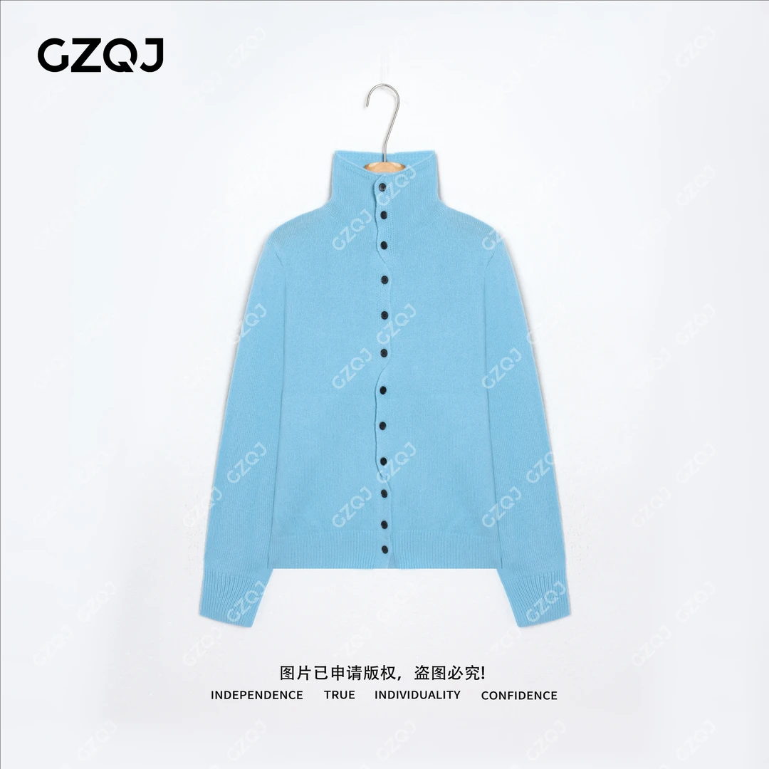 广州琴姐【冰川之棱】100绵羊毛不规则纽扣半高领针织开衫女冬 7936