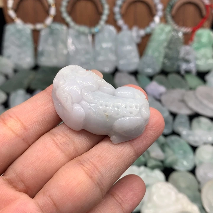 翡翠未镶嵌颈饰微瑕